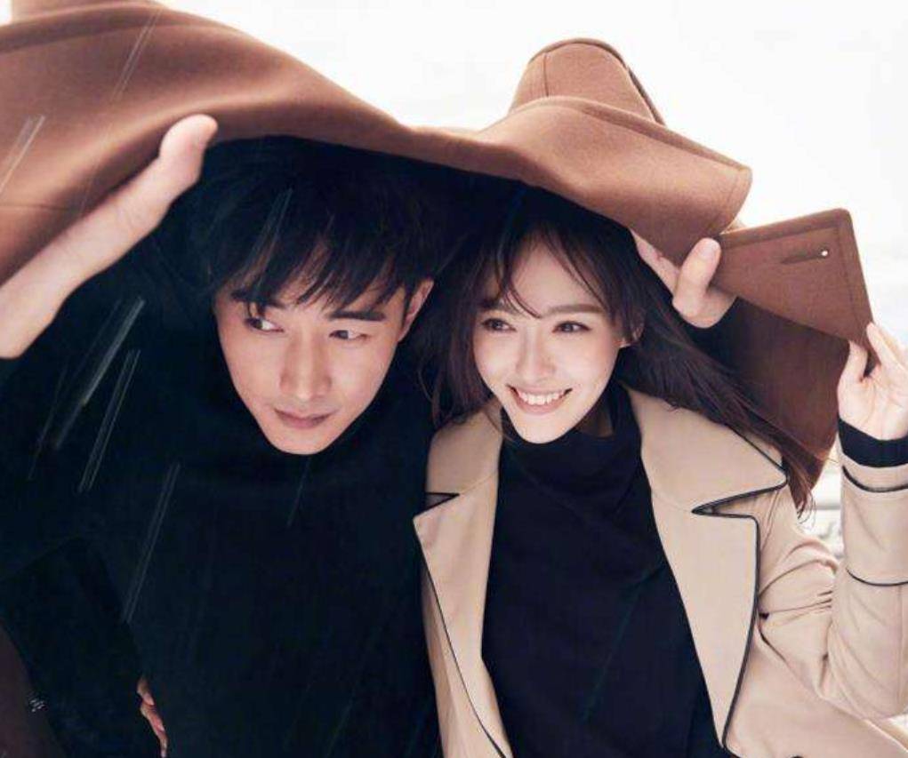 IM电竞平台|
明星“官宣恋情”时的照片什么样？唐嫣童趣 鹿晗甜蜜 戚薇的最霸气(图1)