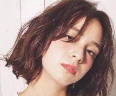 帮你打造瘦脸减龄的发型 选对烫发发型很重要!‘IM电竞官网’(图5)
帮你打造瘦脸减龄的发型 选对烫发发型很重要!‘IM电竞官网’(图5)