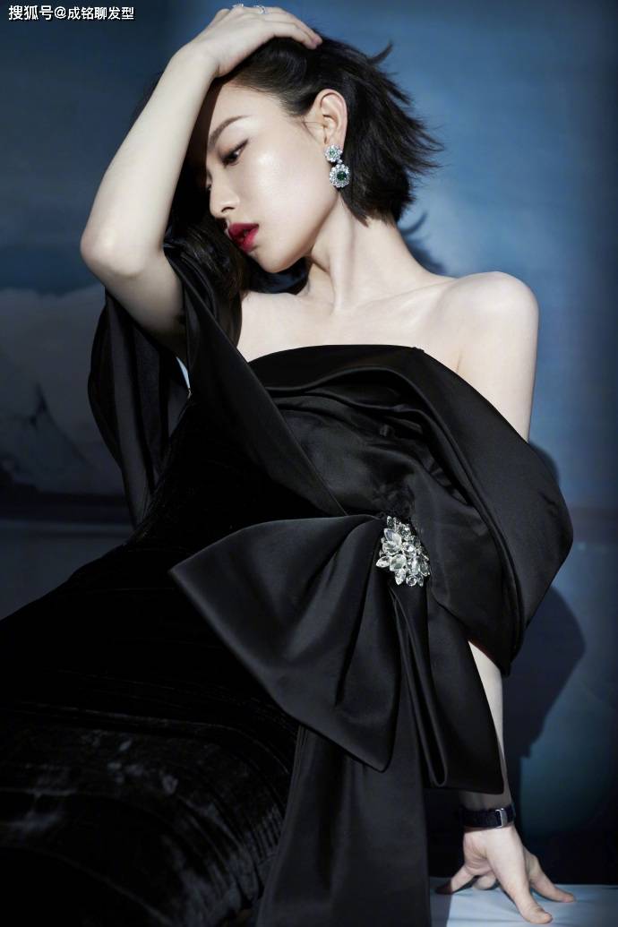 
发量少又细软适合什么发型？倪妮的微卷短发相识下 时尚又显高级“IM电竞官网”(图8)