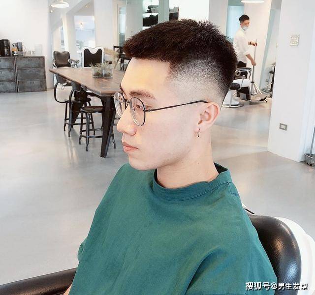 IM电竞:
男生还是留“双方铲”发型最帅气 头发短而清爽 看着就想剪(图5) IM电竞:
男生还是留“双方铲”发型最帅气 头发短而清爽 看着就想剪(图5)