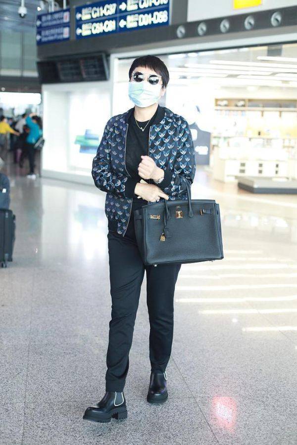 
张凯丽真是大妈的穿搭楷模 印花棒球服配小脚裤 显瘦又洋气：IM电竞平台(图5)