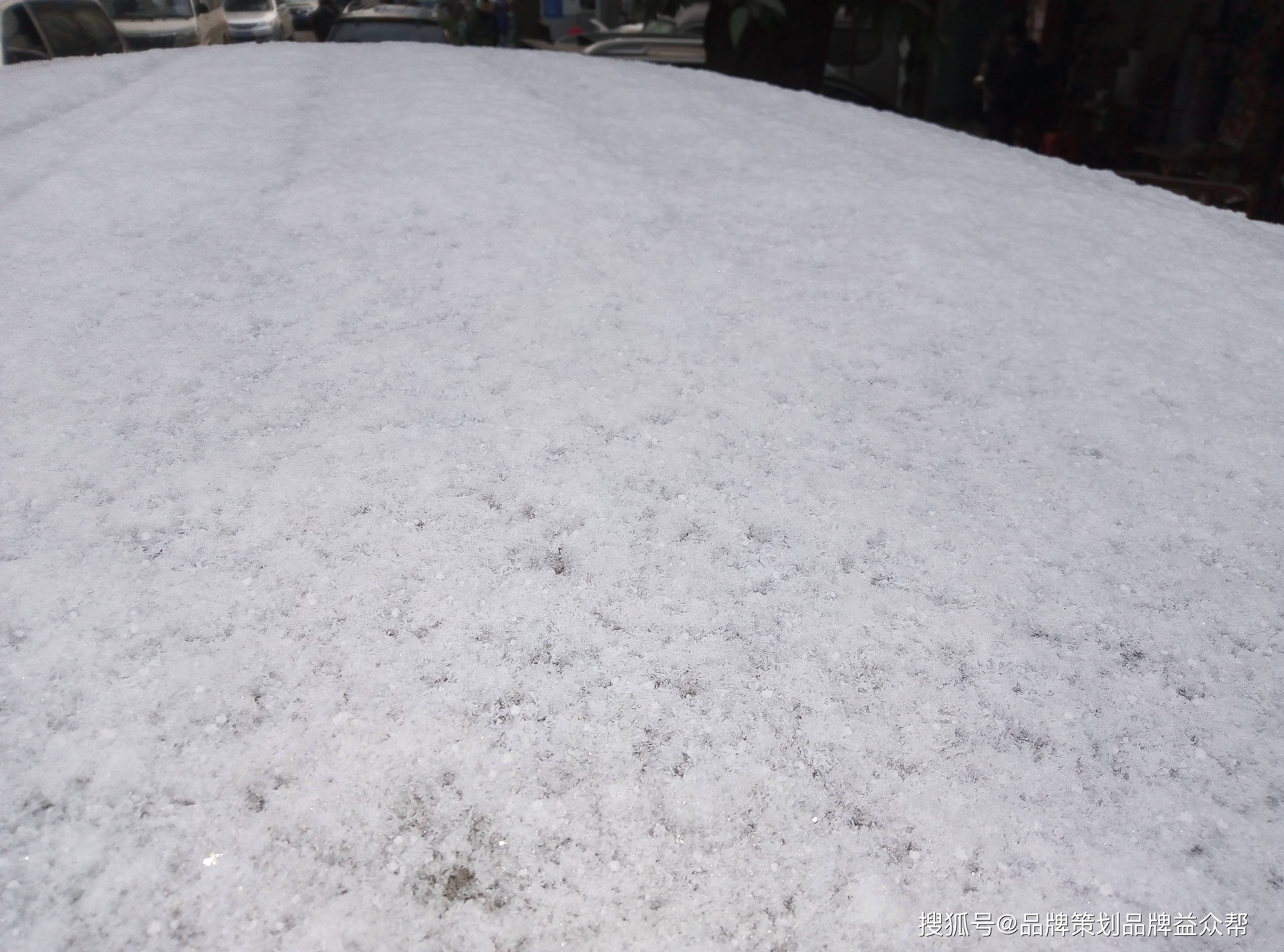 
2021年的下雪自然风物图片浏览 分享雪后车顶积雪自然风景图片_IM电竞平台(图4)