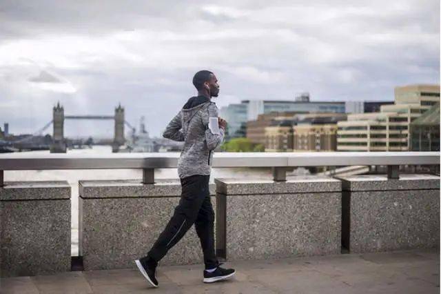 
秋季潮男出街这样穿 想不吸睛都难_IM电竞(图3)