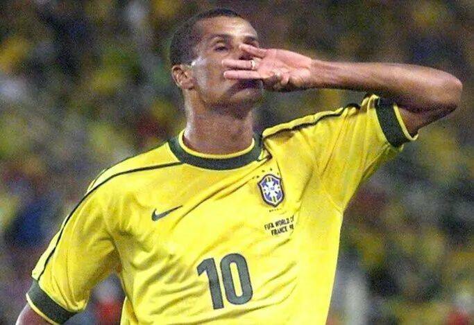 IM电竞平台-
巴西5伟大10号球星！(图4)